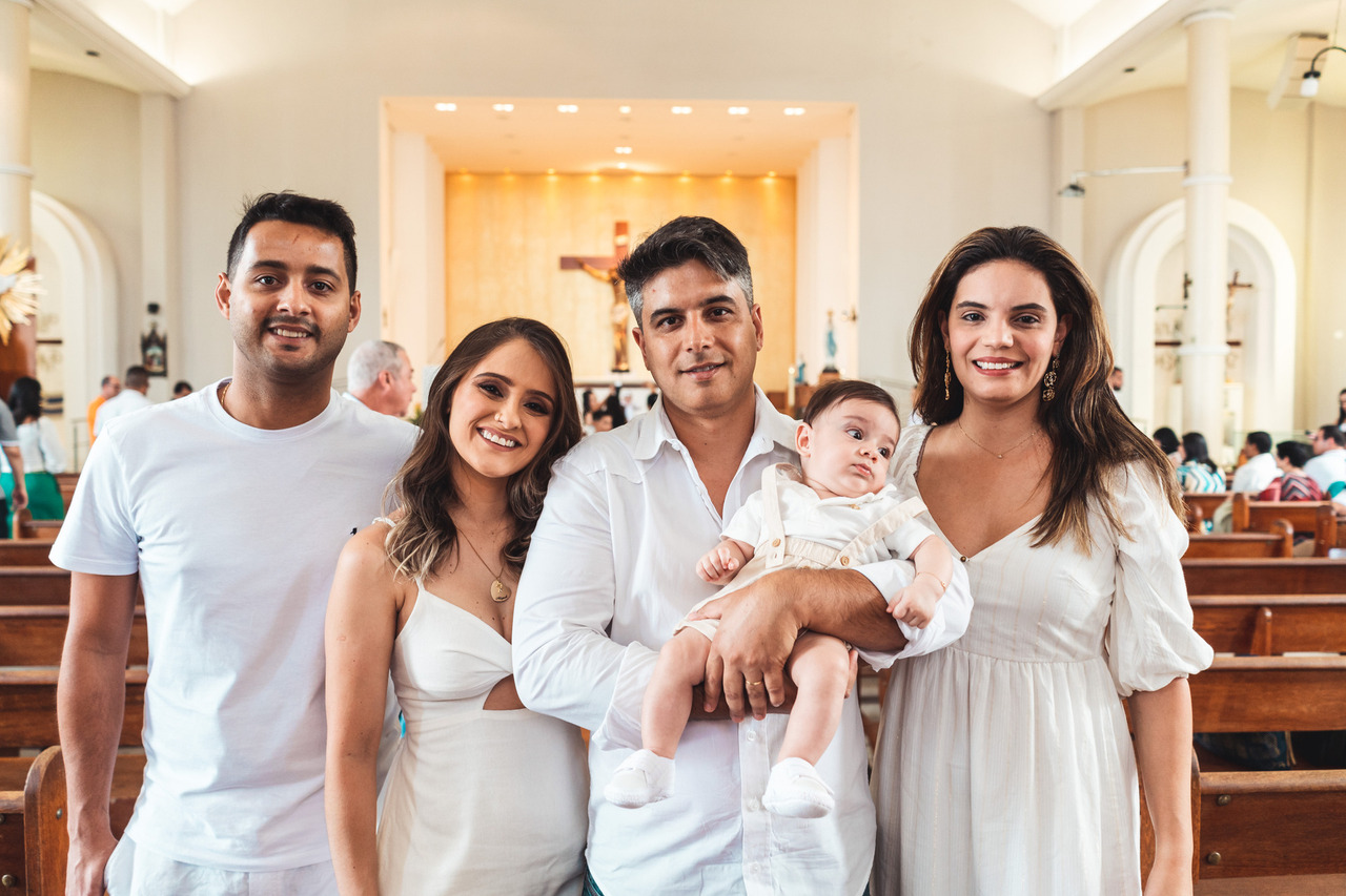 Família reunida com o bebê na igreja