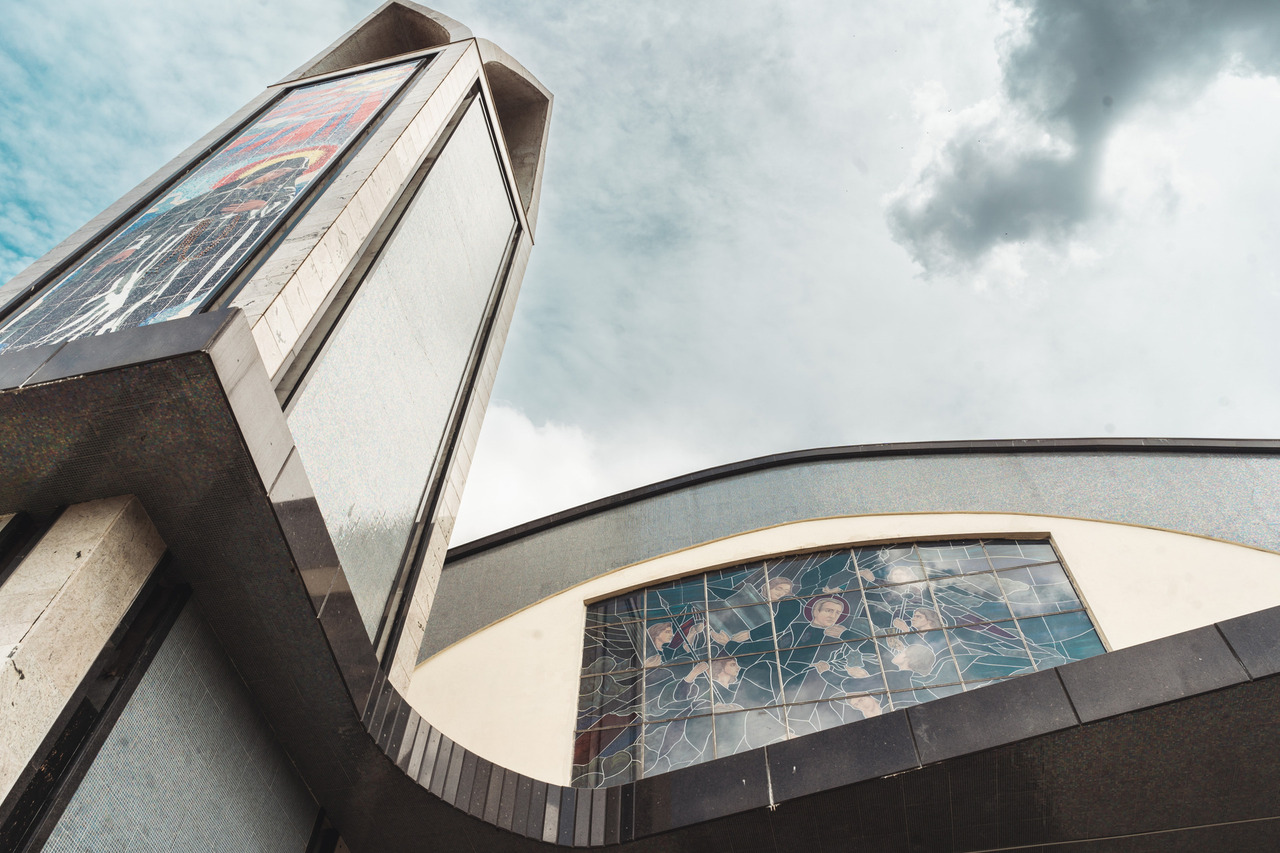 Arquitetura da igreja onde acontece a celebração