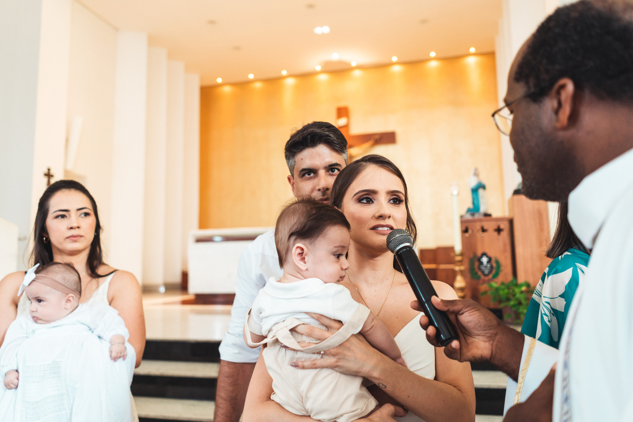 Pais e bebê acompanham a cerimônia