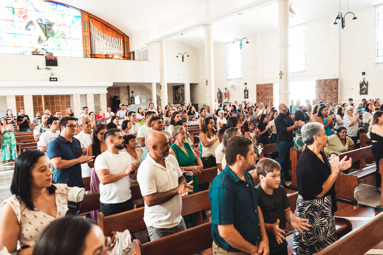 Familiares reunidos nos bancos da igreja