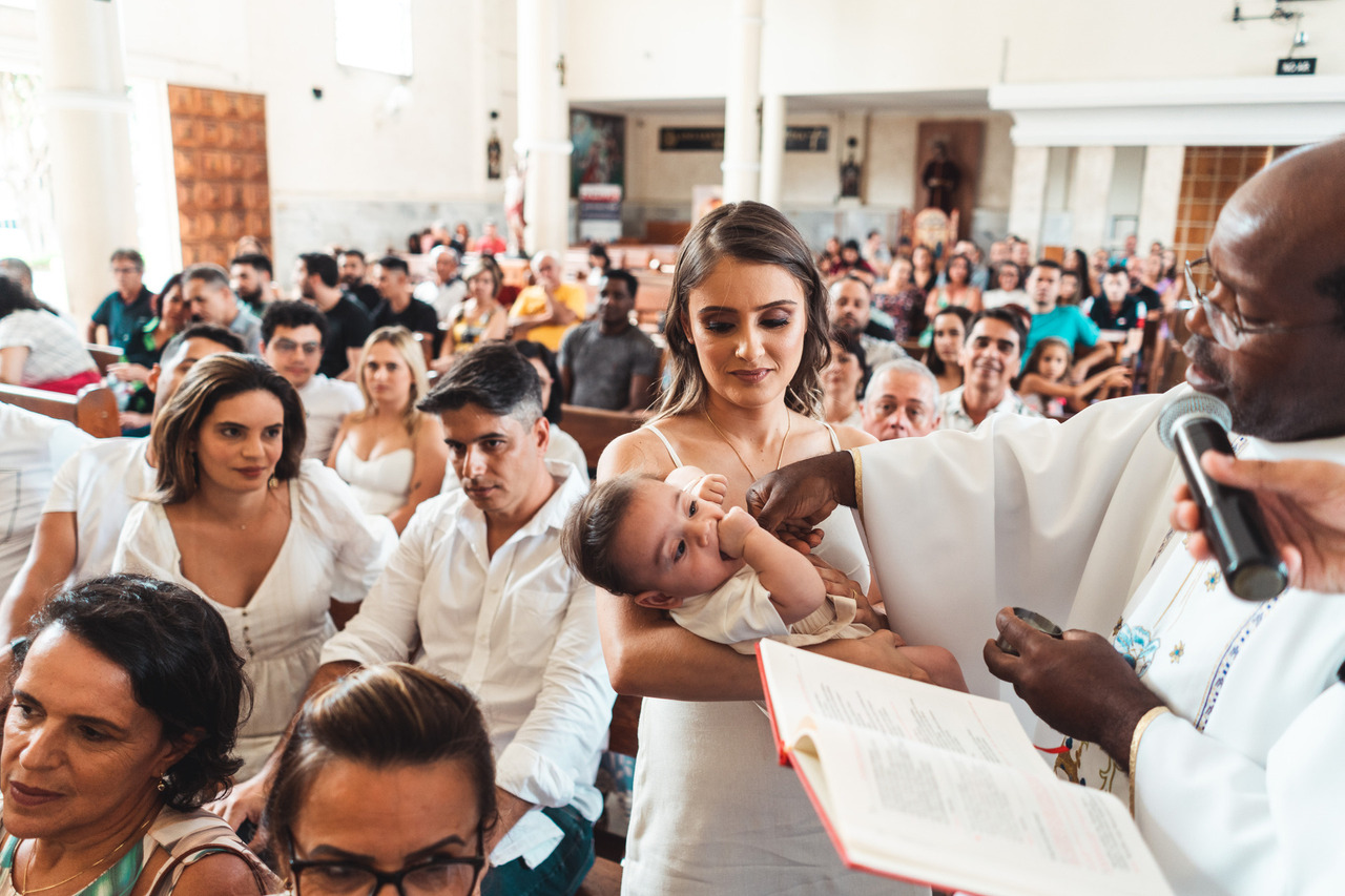 Famílias com seus bebês durante o batizado