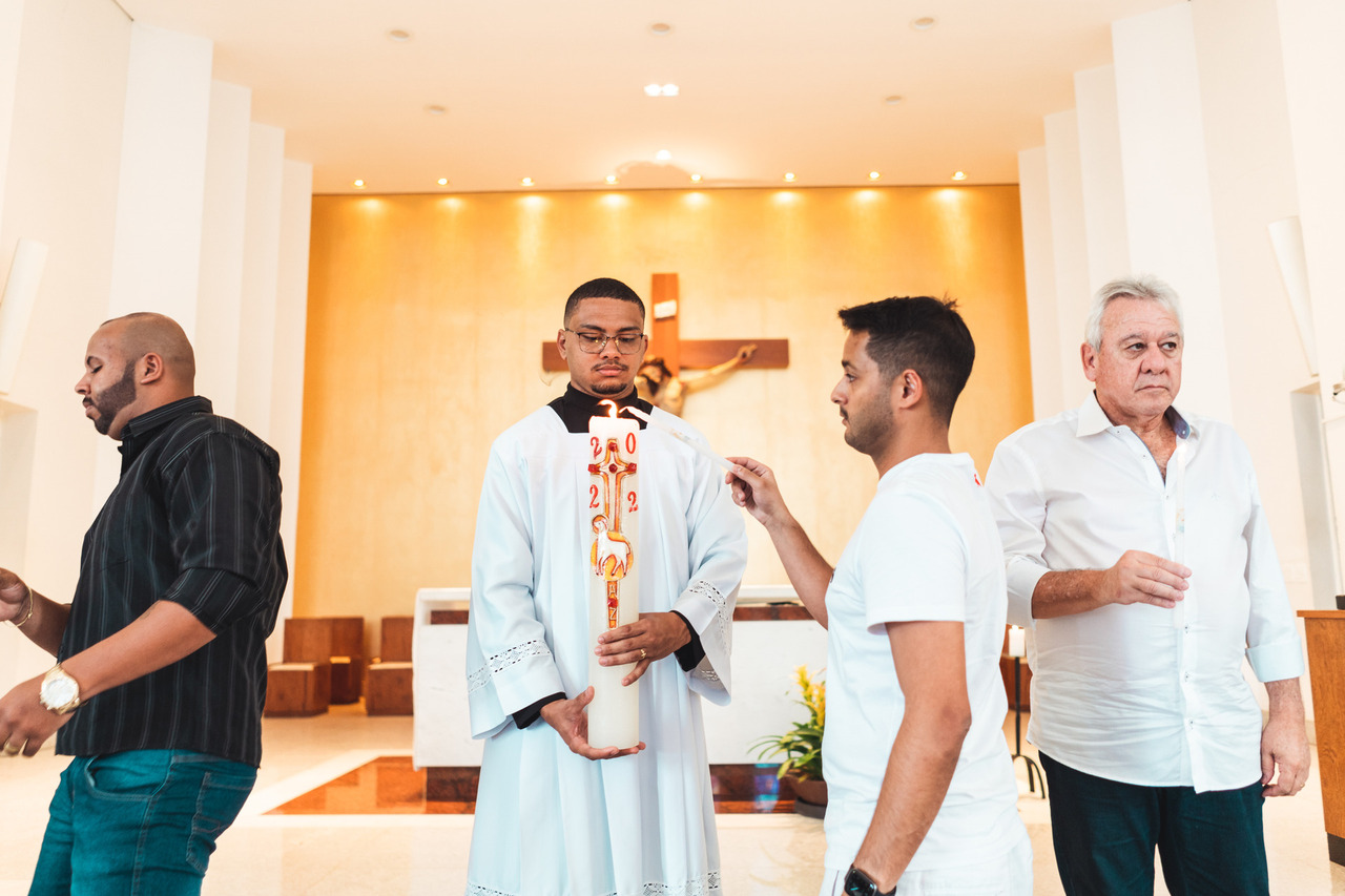 Celebrante e família durante a cerimônia