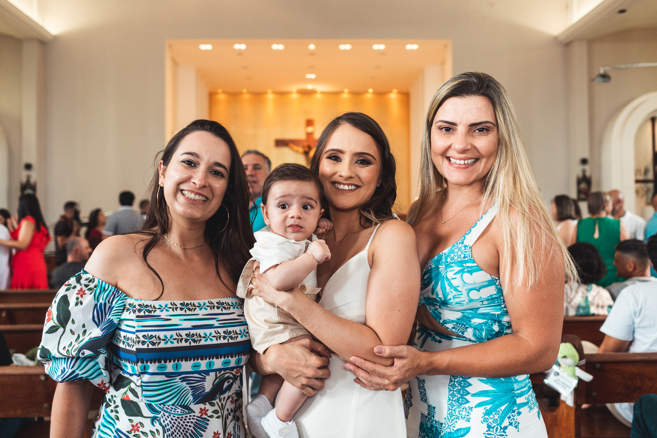 Retrato de familiares com a criança após a celebração