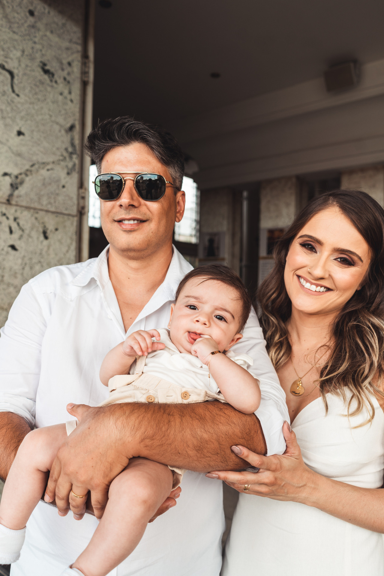 Família com o bebê em frente à igreja