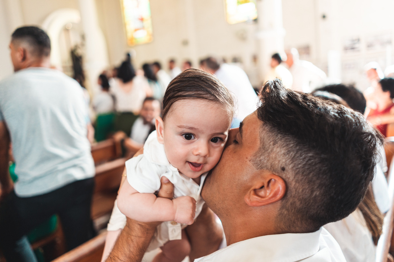 O carinho de um beijo no bebê