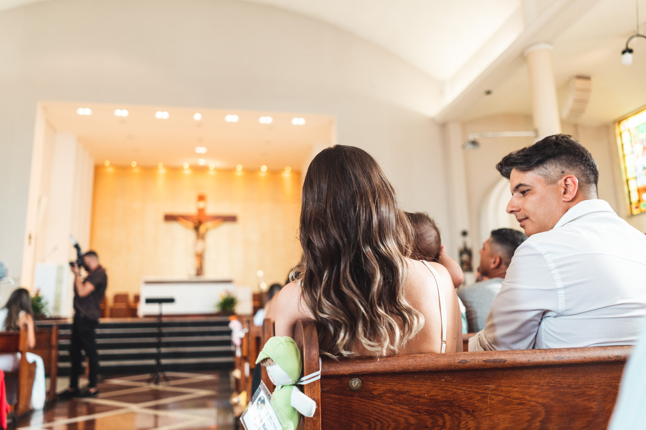 Família acompanha a cerimônia nos bancos da igreja