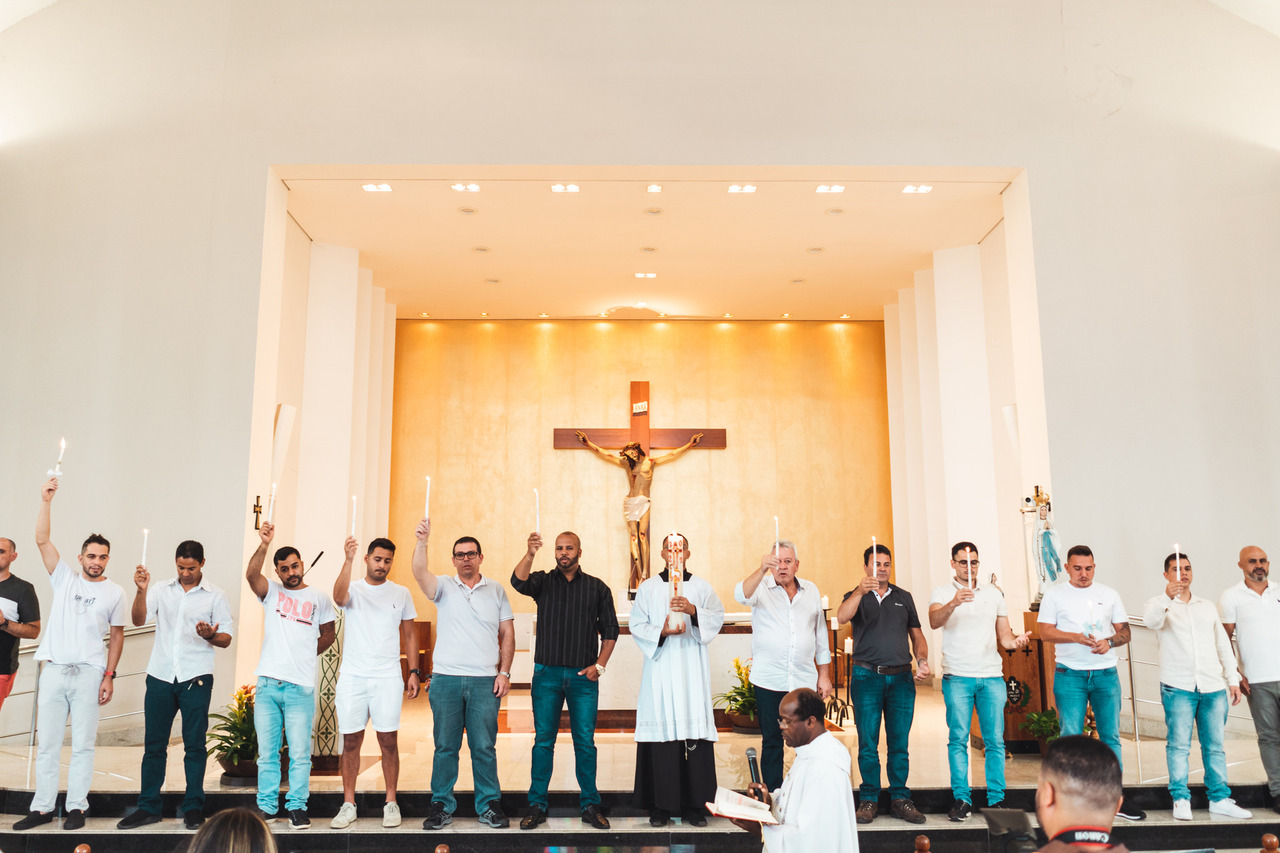 Famílias em frente ao altar durante o batizado