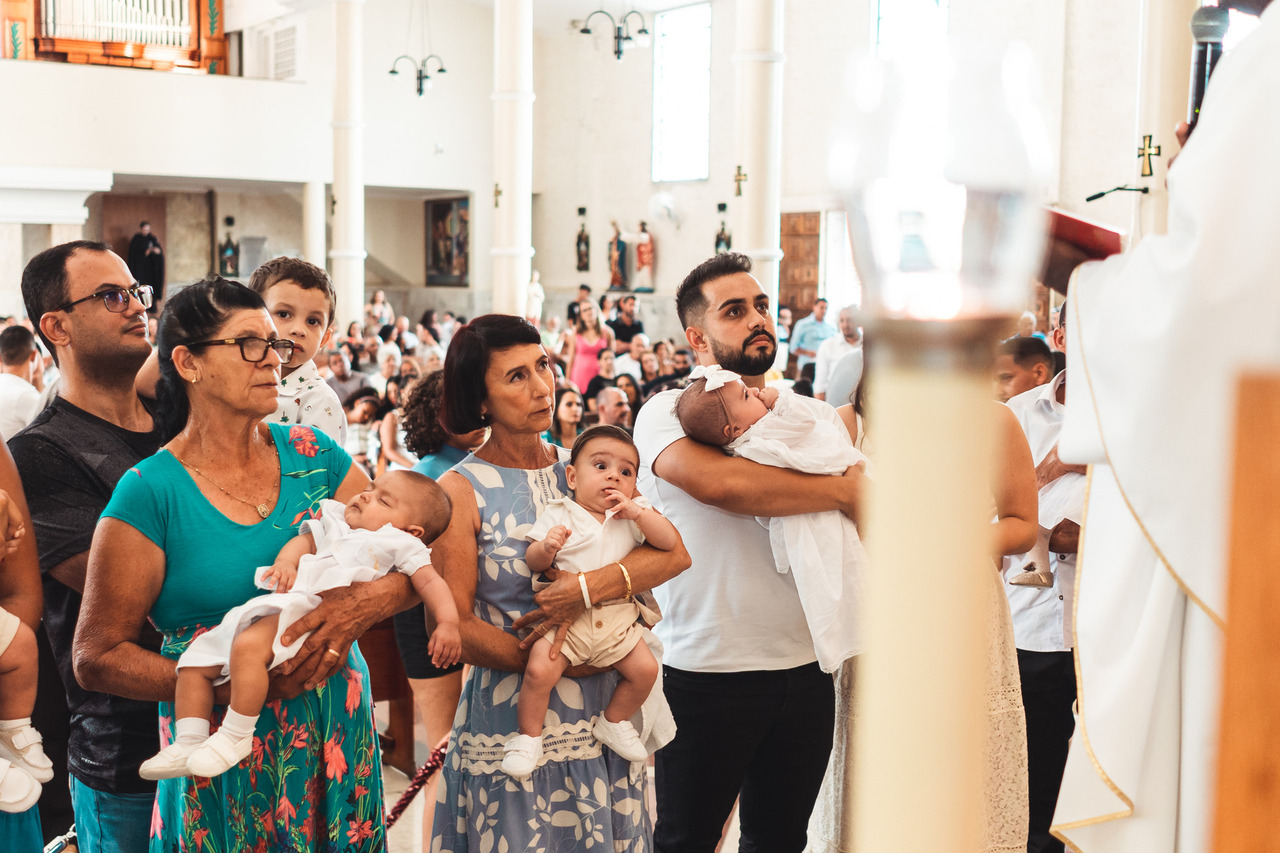 Familiares reunidos ao fim da celebração