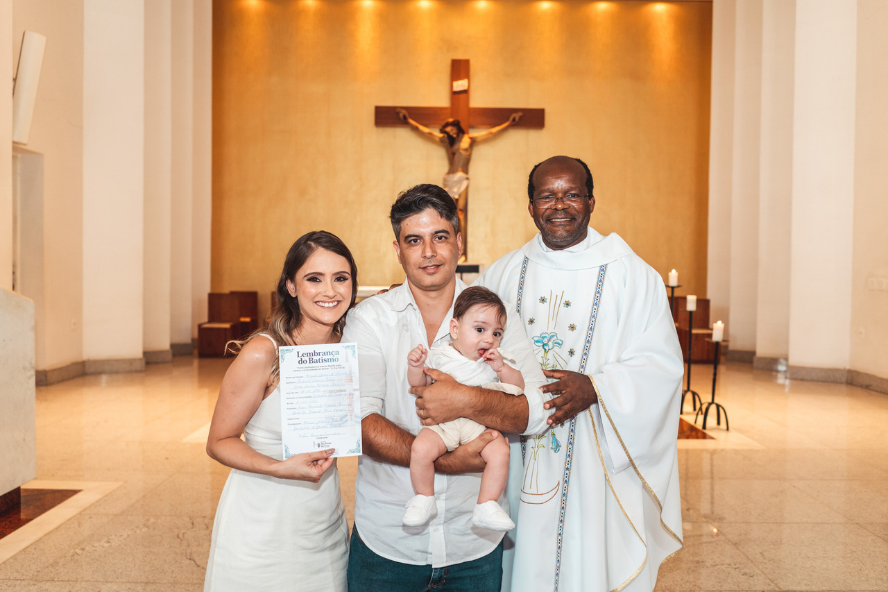 Retrato da família e do celebrante com o bebê